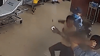 Bệnh nhân đấm bác sĩ khi bị nhắc nhở đeo khẩu trang-1