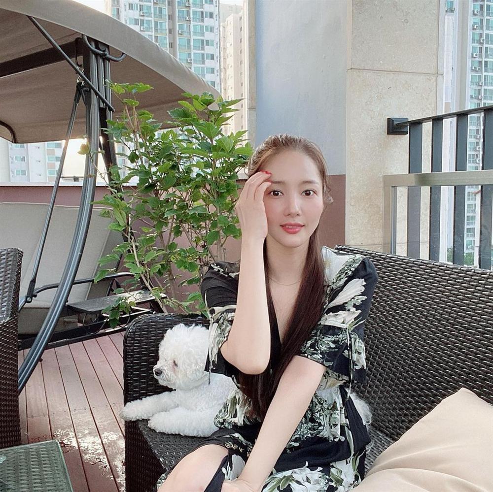 7 món đồ đắt nhất trên Instagram của Park Min Young: Choáng với bộ váy hoa trễ vai nhìn đơn giản mà gần 100 triệu-3