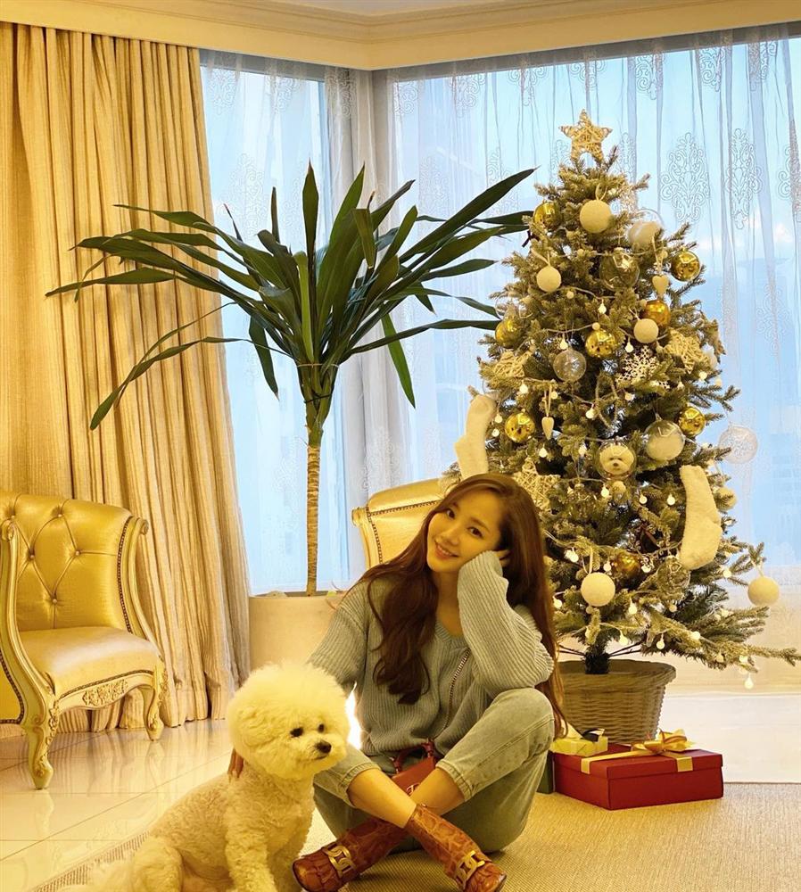 7 món đồ đắt nhất trên Instagram của Park Min Young: Choáng với bộ váy hoa trễ vai nhìn đơn giản mà gần 100 triệu-6