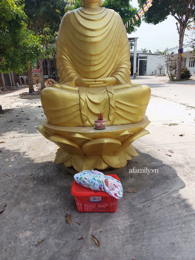 Bé trai 5 ngày tuổi quấn kín khăn, bị bỏ rơi trong chiếc giỏ bên cạnh tượng Phật ngày cận Tết-1
