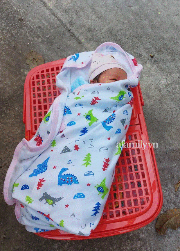 Bé trai 5 ngày tuổi quấn kín khăn, bị bỏ rơi trong chiếc giỏ bên cạnh tượng Phật ngày cận Tết-2