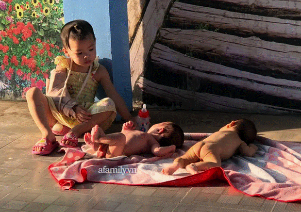 Bé trai 5 ngày tuổi quấn kín khăn, bị bỏ rơi trong chiếc giỏ bên cạnh tượng Phật ngày cận Tết-6