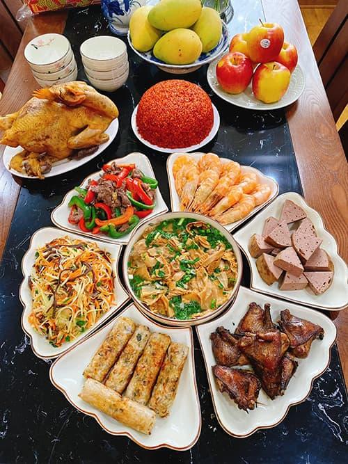 Làm mâm cỗ toàn đồ luộc cúng ông Công ông Táo, cô gái bị mẹ bạn trai tuyên bố: Không xứng đáng lấy con trai mẹ-4