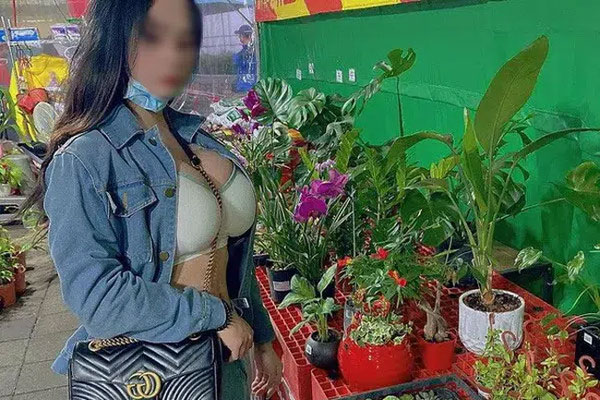 Đi nhận xe mà mặc đồ như Hoàng hậu giá đáo, nữ khách hàng khiến dân mạng xôn xao nhất ngày hôm nay!-5