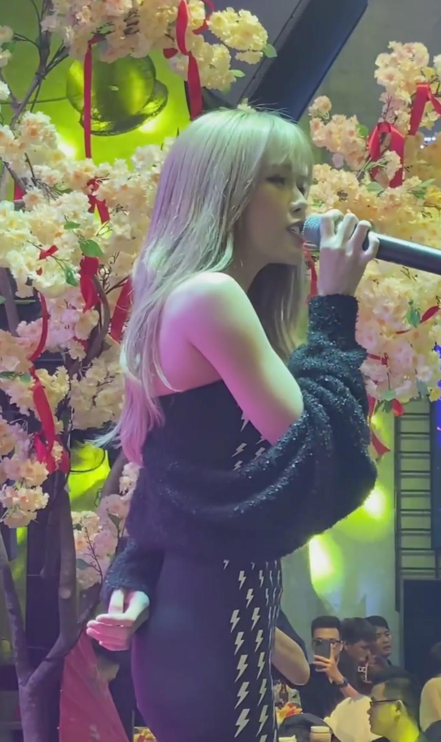 Thiều Bảo Trâm rạng rỡ đi diễn sau ồn ào tình cảm-2