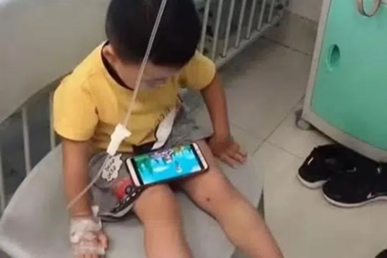 Bé trai phải ngồi trên ghế để truyền dịch, nhìn lên giường bệnh ai cũng 