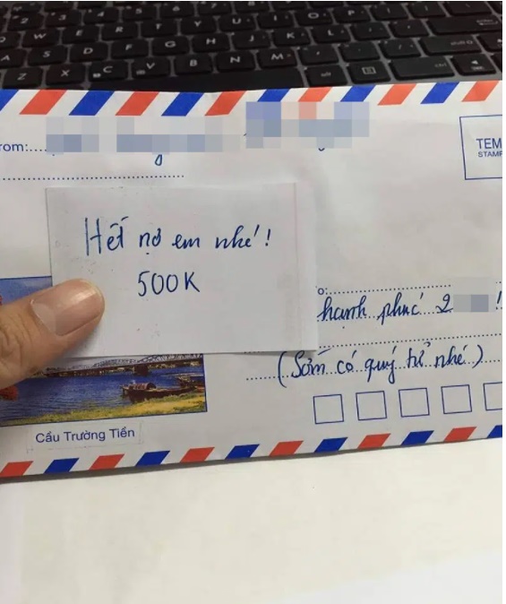 Sau đêm tân hôn, cô dâu bóc phong bì rồi ngao ngán khi nhận được mảnh giấy kỳ lạ nhắc đến chồng mình, đọc kỹ dòng chữ bên trong chú rể giận tím mặt-2