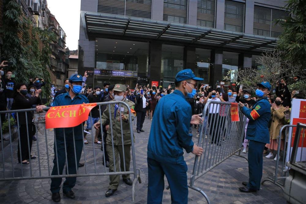 Hà Nội: Gỡ bỏ phong tỏa chung cư 88 Láng Hạ, cư dân vui như Tết!-3