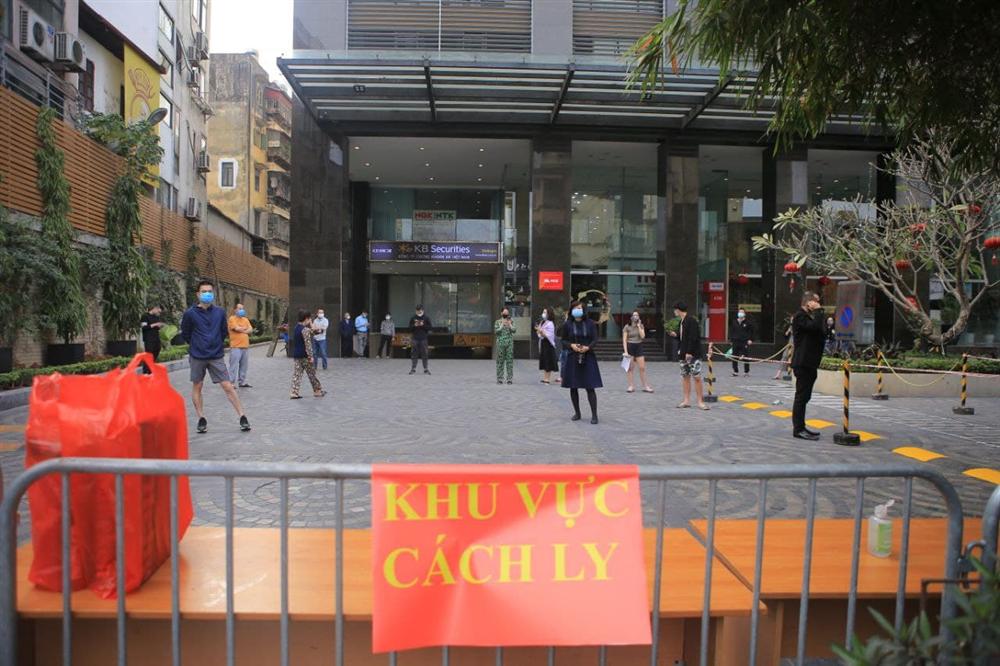 Hà Nội: Gỡ bỏ phong tỏa chung cư 88 Láng Hạ, cư dân vui như Tết!-8