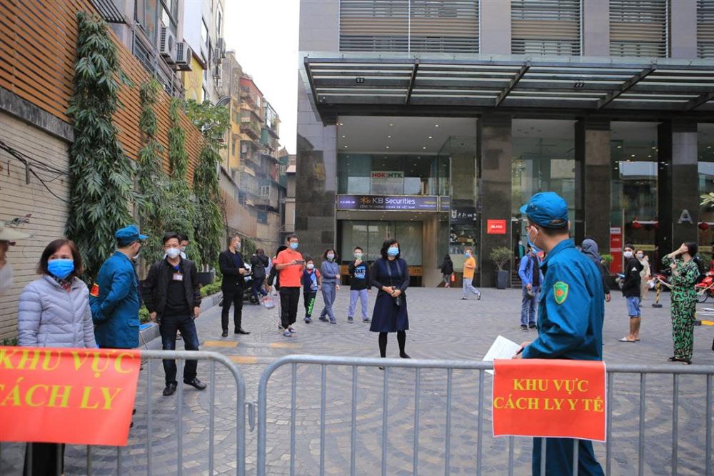 Hà Nội: Gỡ bỏ phong tỏa chung cư 88 Láng Hạ, cư dân vui như Tết!-9