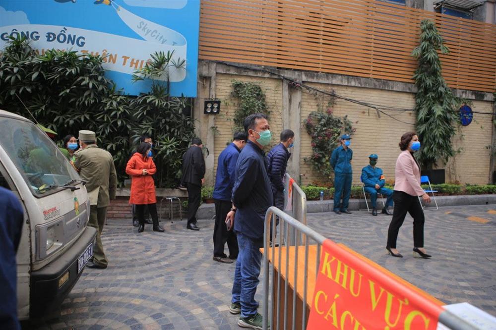 Hà Nội: Gỡ bỏ phong tỏa chung cư 88 Láng Hạ, cư dân vui như Tết!-11