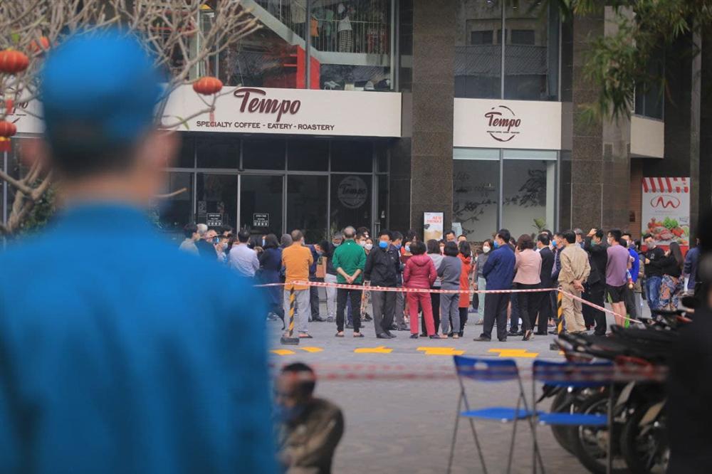 Hà Nội: Gỡ bỏ phong tỏa chung cư 88 Láng Hạ, cư dân vui như Tết!-12