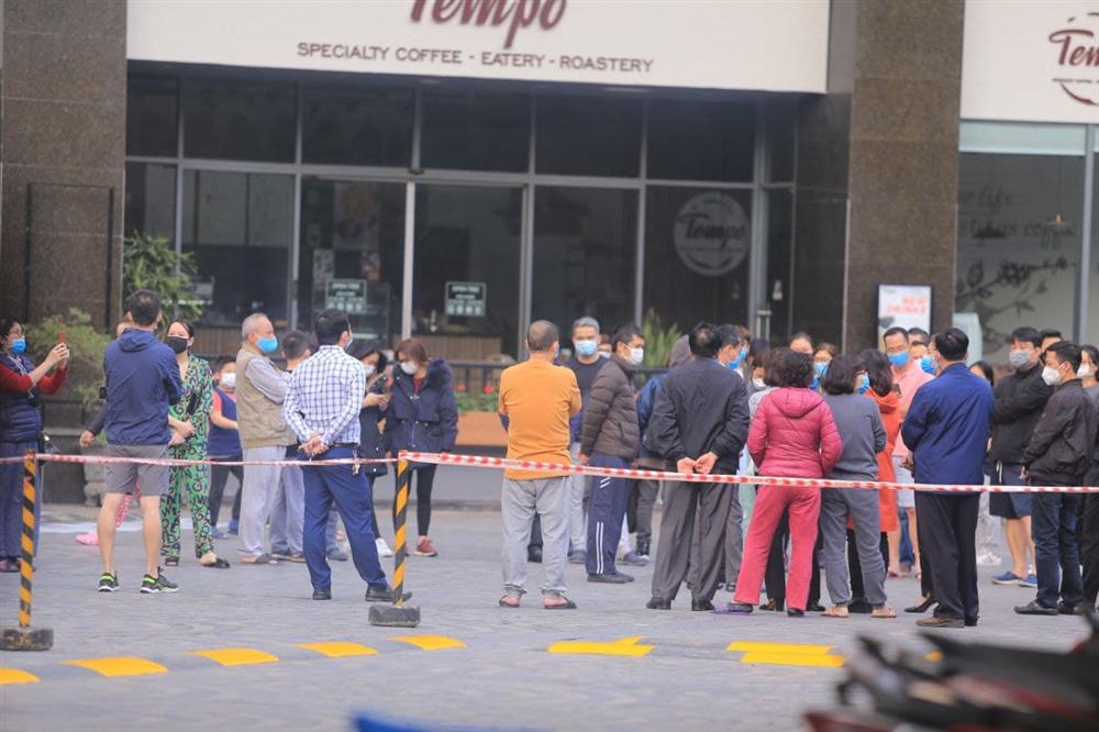 Hà Nội: Gỡ bỏ phong tỏa chung cư 88 Láng Hạ, cư dân vui như Tết!-15