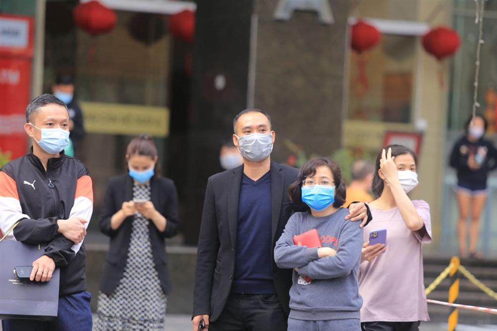 Hà Nội: Gỡ bỏ phong tỏa chung cư 88 Láng Hạ, cư dân vui như Tết!-18