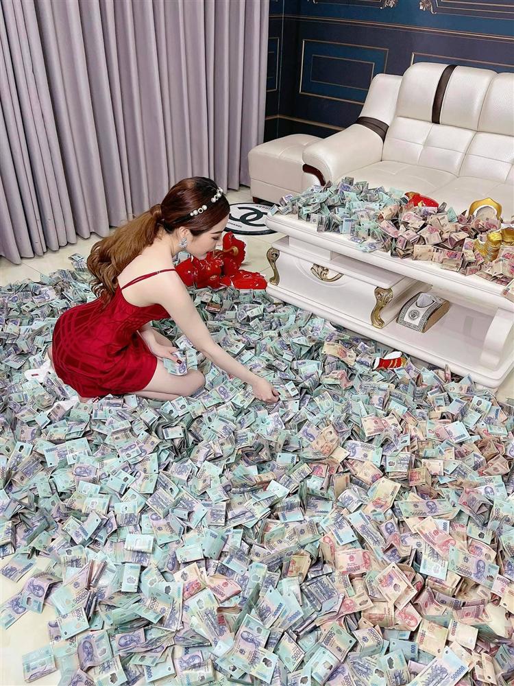 Màn đập heo ăn Tết khủng nhất năm: Sương sương vài tỷ đồng, tiền polymer la liệt khắp nhà-2