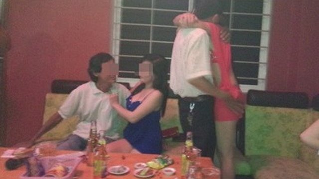 Bạc đời tay vịn của một cựu tiếp viên Karaoke: Gia vị tới bến cho những cuộc vui tăng 2, đóng giả sinh viên hòng kiếm sủng ái và những cái giá quá đắt cho đời hương hoa!-1