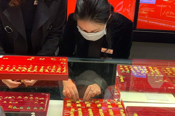 Giá vàng hôm nay 7/2: Chốt một tuần giảm giá-3