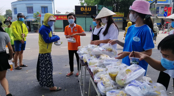 Cuộc sống bên trong khu cách ly ĐH Thủ Dầu Một: Đồ đạc tiếp tế đầy đủ, dù ăn Tết xa nhà nhưng ai cũng thấy ấm lòng lắm-4