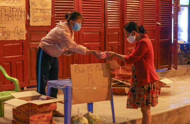 Cuộc sống bên trong khu cách ly ĐH Thủ Dầu Một: Đồ đạc tiếp tế đầy đủ, dù ăn Tết xa nhà nhưng ai cũng thấy ấm lòng lắm-9