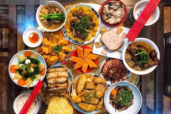 Mẹ 3 con làm dâu phố Hàng Bông 1 tiếng làm xong mâm cỗ 12 món: Nếu không giữ Tết, mai này biết kể chuyện gì cho con cháu nghe?