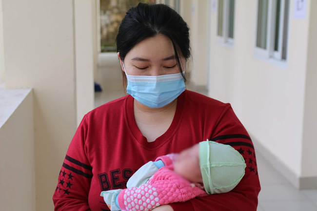 Hành trình ăn Tết ở cữ của người mẹ bé gái 21 ngày tuổi dương tính SARS-CoV-2 và nụ cười của những đứa trẻ trong bệnh viện dã chiến ở Hải Dương-1