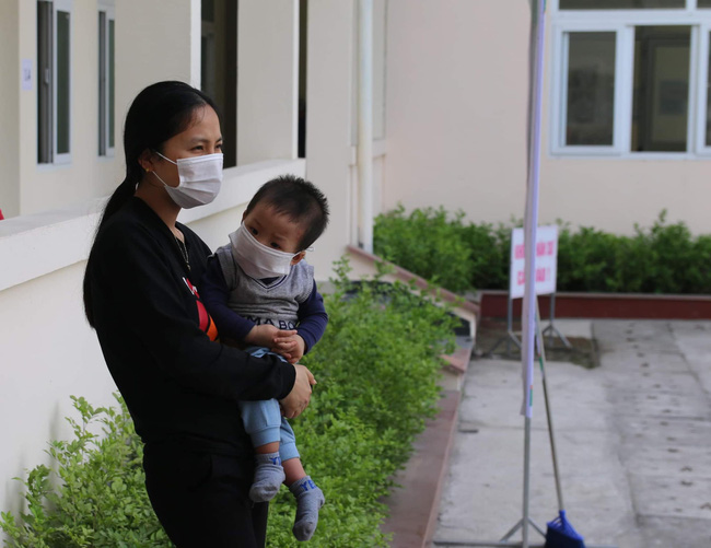Hành trình ăn Tết ở cữ của người mẹ bé gái 21 ngày tuổi dương tính SARS-CoV-2 và nụ cười của những đứa trẻ trong bệnh viện dã chiến ở Hải Dương-3