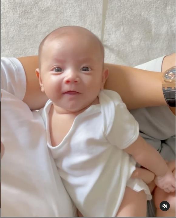 Vừa lập trang cá nhân cho cặp song sinh, Hà Hồ đã thay đổi chi tiết này vì Subeo-4