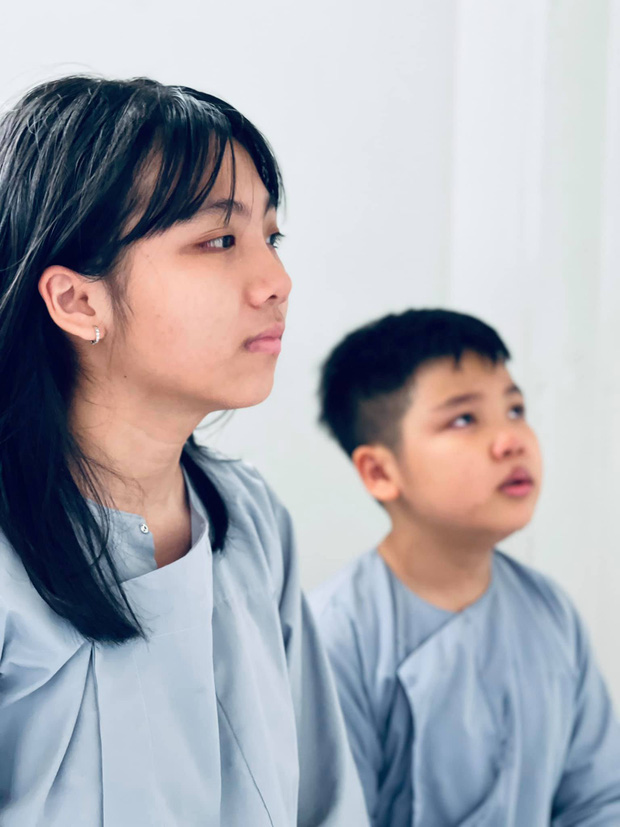 Vợ cũ Vân Quang Long hé lộ kết quả học tập khủng của 2 con, hình ảnh bé út cầm giấy khen trước bàn thờ bố khiến dàn sao Việt xúc động-2