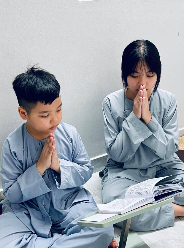 Vợ cũ Vân Quang Long hé lộ kết quả học tập khủng của 2 con, hình ảnh bé út cầm giấy khen trước bàn thờ bố khiến dàn sao Việt xúc động-3