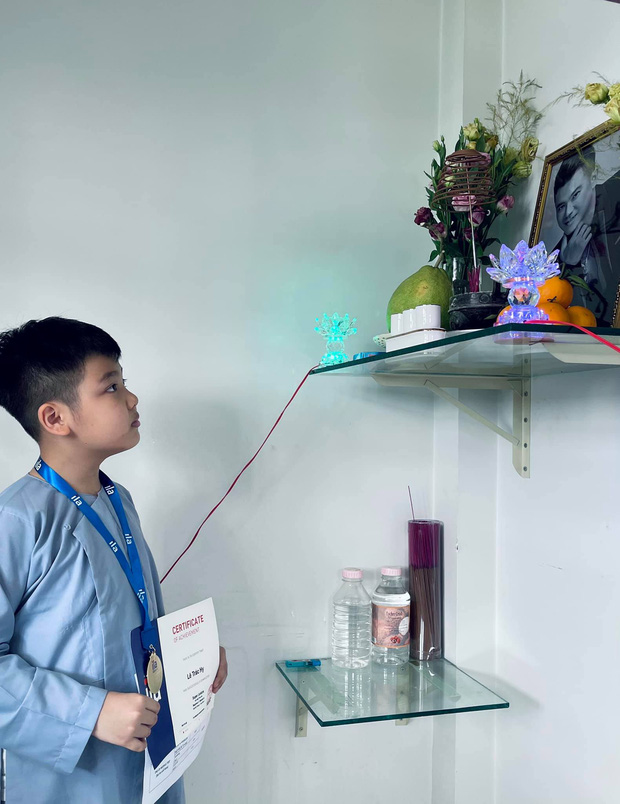 Vợ cũ Vân Quang Long hé lộ kết quả học tập khủng của 2 con, hình ảnh bé út cầm giấy khen trước bàn thờ bố khiến dàn sao Việt xúc động-4
