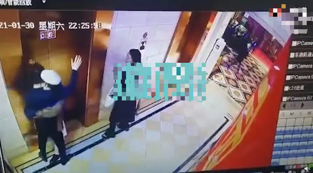 Đang chờ thang máy thì bị cô gái lạ cưỡng hôn rồi biến mất, nam thanh niên vội đăng đàn lên MXH với mục đích gây ngỡ ngàng-1