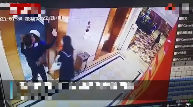 Đang chờ thang máy thì bị cô gái lạ cưỡng hôn rồi biến mất, nam thanh niên vội đăng đàn lên MXH với mục đích gây ngỡ ngàng-2