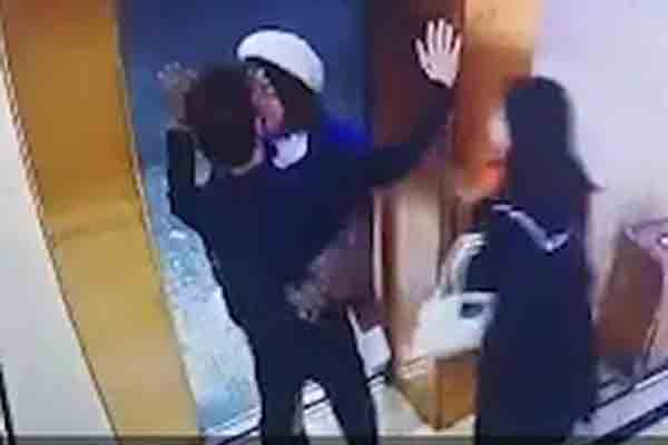 Chị gái cô dâu lao vào cưỡng hôn đắm đuối chú rể trước toàn bộ quan khách, sốc hơn nữa là thái độ của cô dâu ngồi ngay cạnh-2