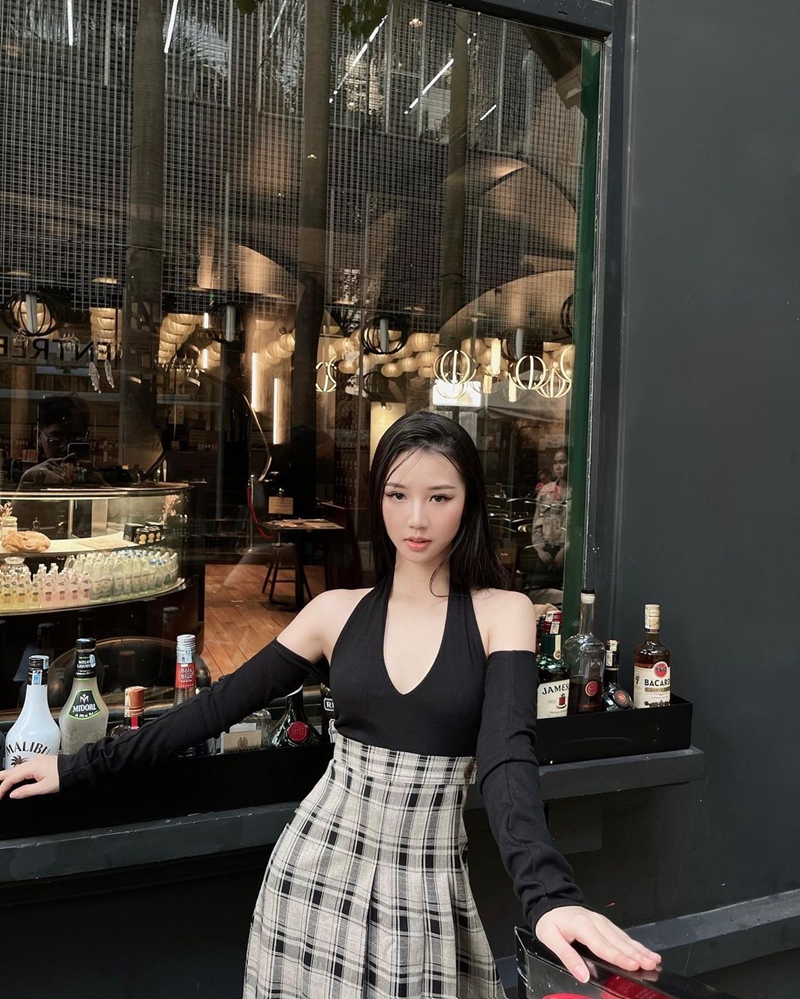 Thúy Vi mặc áo hở nguyên lưng - Sam đơn giản mà chất-1