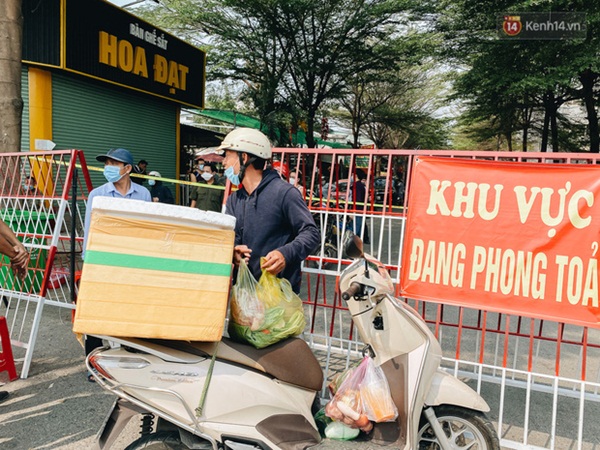 Cận cảnh phong toả chung cư 1.000 dân vì nhân viên sân bay Tân Sơn Nhất dương tính SARS-CoV-2-6
