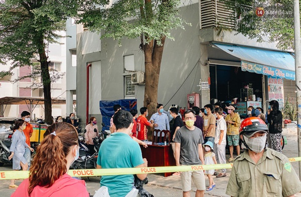 Cận cảnh phong toả chung cư 1.000 dân vì nhân viên sân bay Tân Sơn Nhất dương tính SARS-CoV-2-10