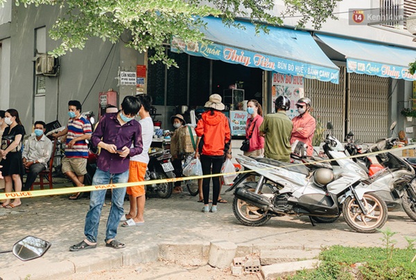 Cận cảnh phong toả chung cư 1.000 dân vì nhân viên sân bay Tân Sơn Nhất dương tính SARS-CoV-2-11