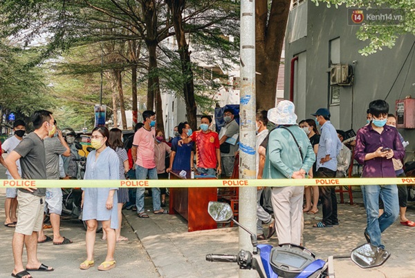 Cận cảnh phong toả chung cư 1.000 dân vì nhân viên sân bay Tân Sơn Nhất dương tính SARS-CoV-2-12