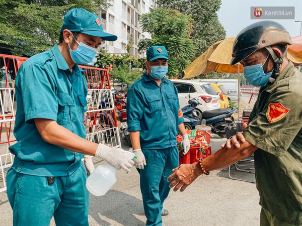 Cận cảnh phong toả chung cư 1.000 dân vì nhân viên sân bay Tân Sơn Nhất dương tính SARS-CoV-2-13