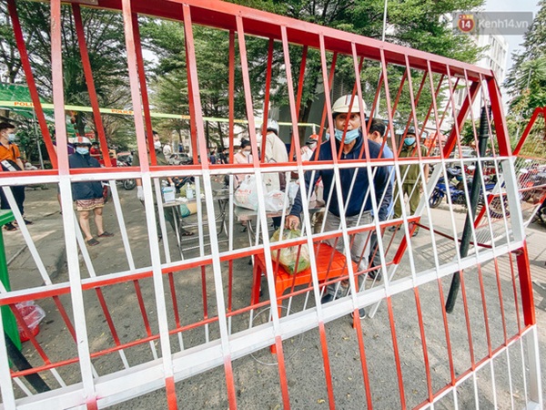 Cận cảnh phong toả chung cư 1.000 dân vì nhân viên sân bay Tân Sơn Nhất dương tính SARS-CoV-2-7