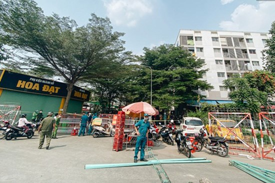 Cận cảnh phong toả chung cư 1.000 dân vì nhân viên sân bay Tân Sơn Nhất dương tính SARS-CoV-2