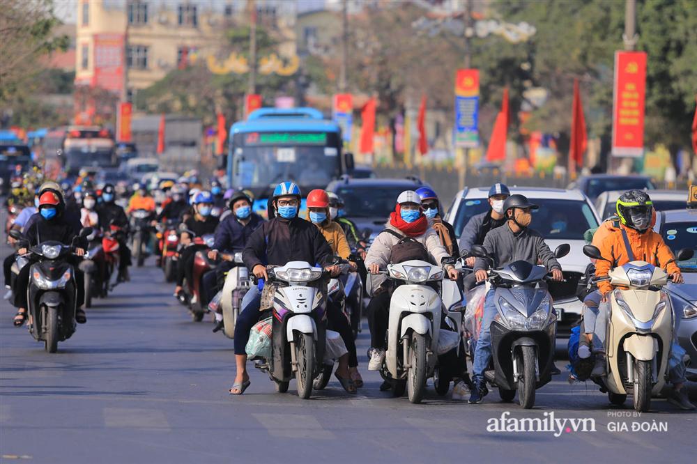 Cảnh tượng hiếm gặp ở Hà Nội: Bến xe vắng tanh ngày cuối năm, nhà xe ngán ngẩm chuyến đông nhất chỉ được 12 khách-16