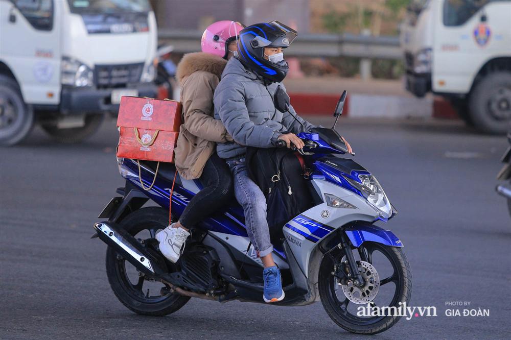 Cảnh tượng hiếm gặp ở Hà Nội: Bến xe vắng tanh ngày cuối năm, nhà xe ngán ngẩm chuyến đông nhất chỉ được 12 khách-17