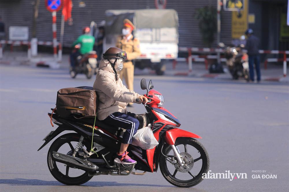 Cảnh tượng hiếm gặp ở Hà Nội: Bến xe vắng tanh ngày cuối năm, nhà xe ngán ngẩm chuyến đông nhất chỉ được 12 khách-18