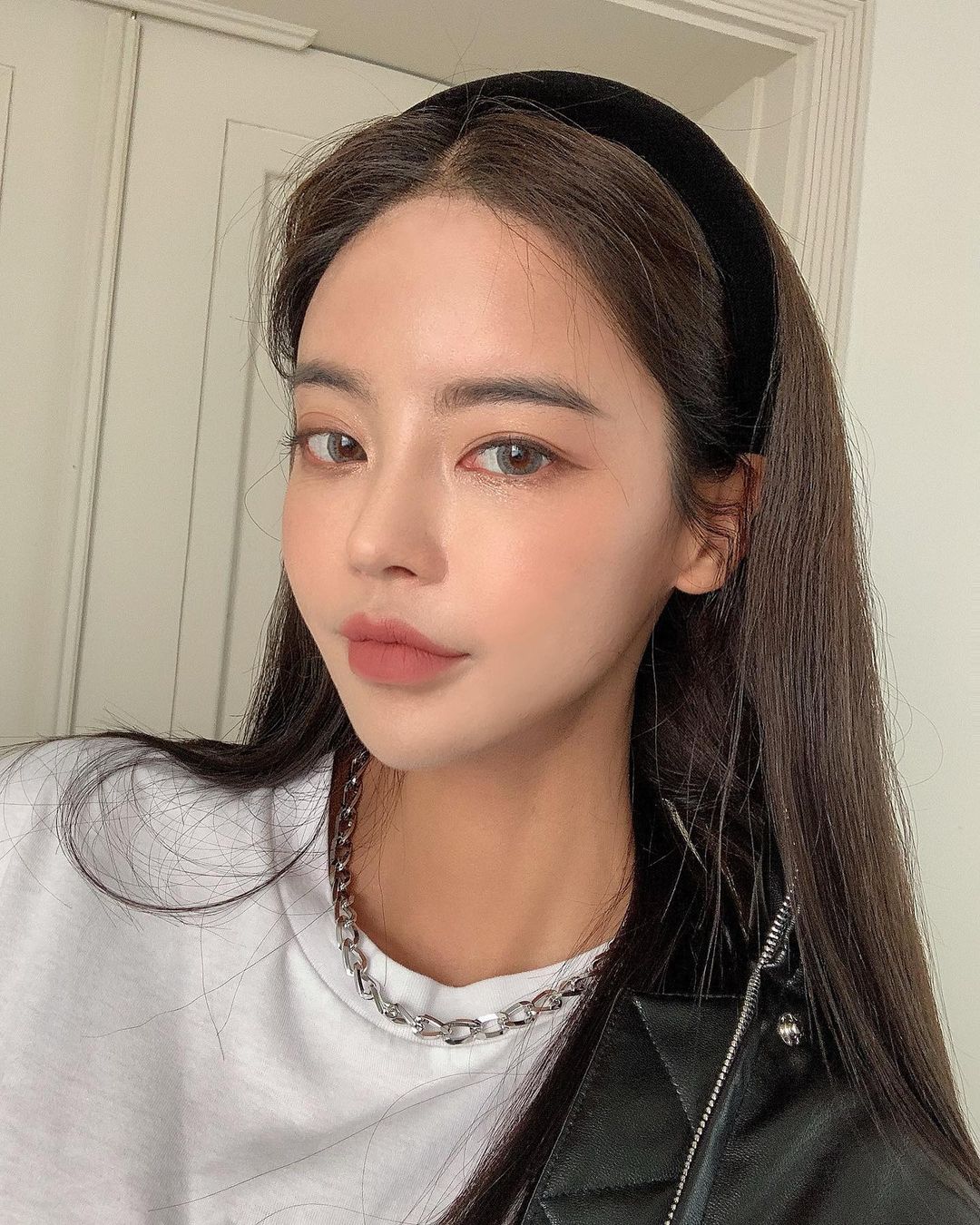 Ngọc Trinh mà muốn chơi Tết hệ hàng hiệu thì phải sắm đủ combo: Băng đô quý tộc và áo cái bang của Prada-5