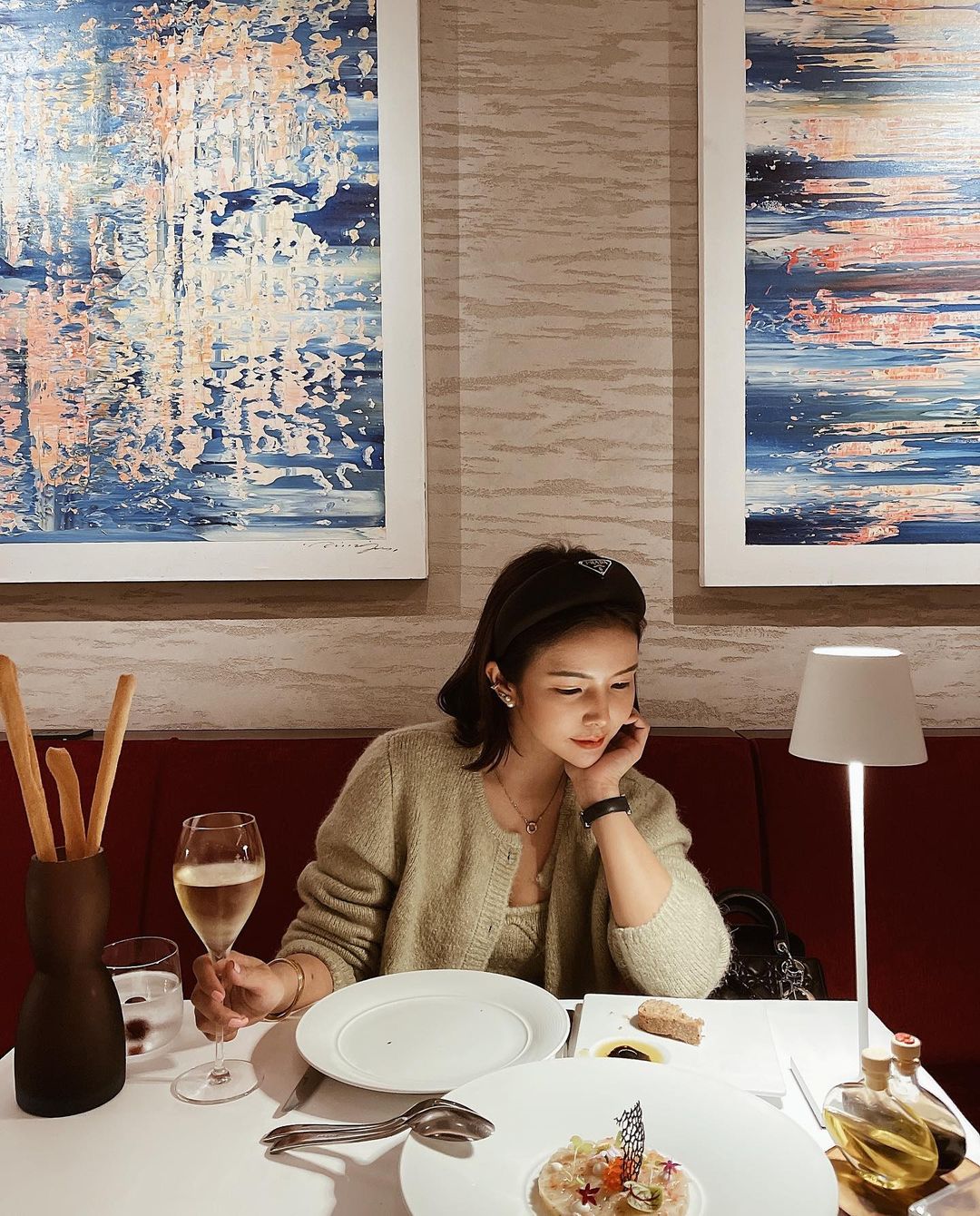 Ngọc Trinh mà muốn chơi Tết hệ hàng hiệu thì phải sắm đủ combo: Băng đô quý tộc và áo cái bang của Prada-13