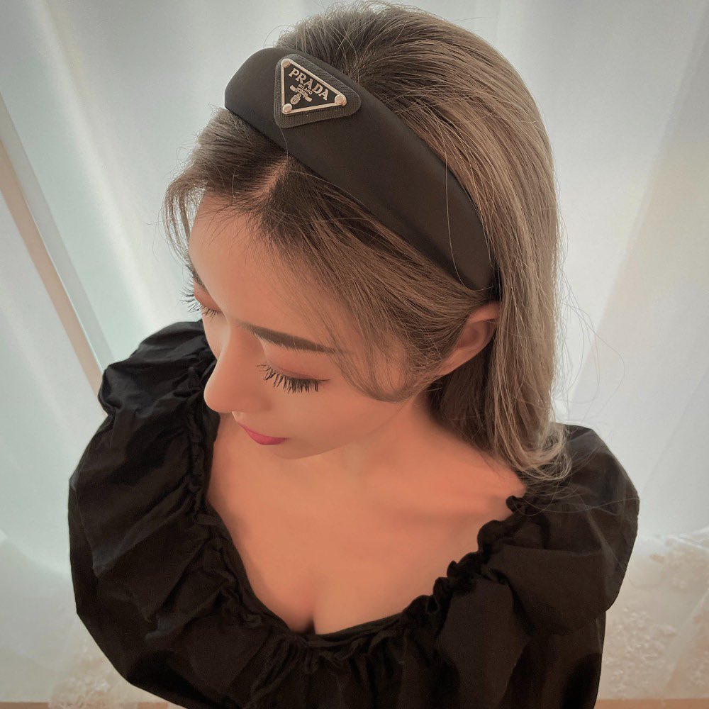 Ngọc Trinh mà muốn chơi Tết hệ hàng hiệu thì phải sắm đủ combo: Băng đô quý tộc và áo cái bang của Prada-14