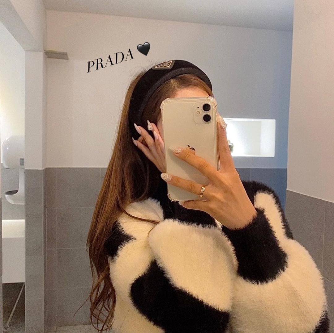 Ngọc Trinh mà muốn chơi Tết hệ hàng hiệu thì phải sắm đủ combo: Băng đô quý tộc và áo cái bang của Prada-12