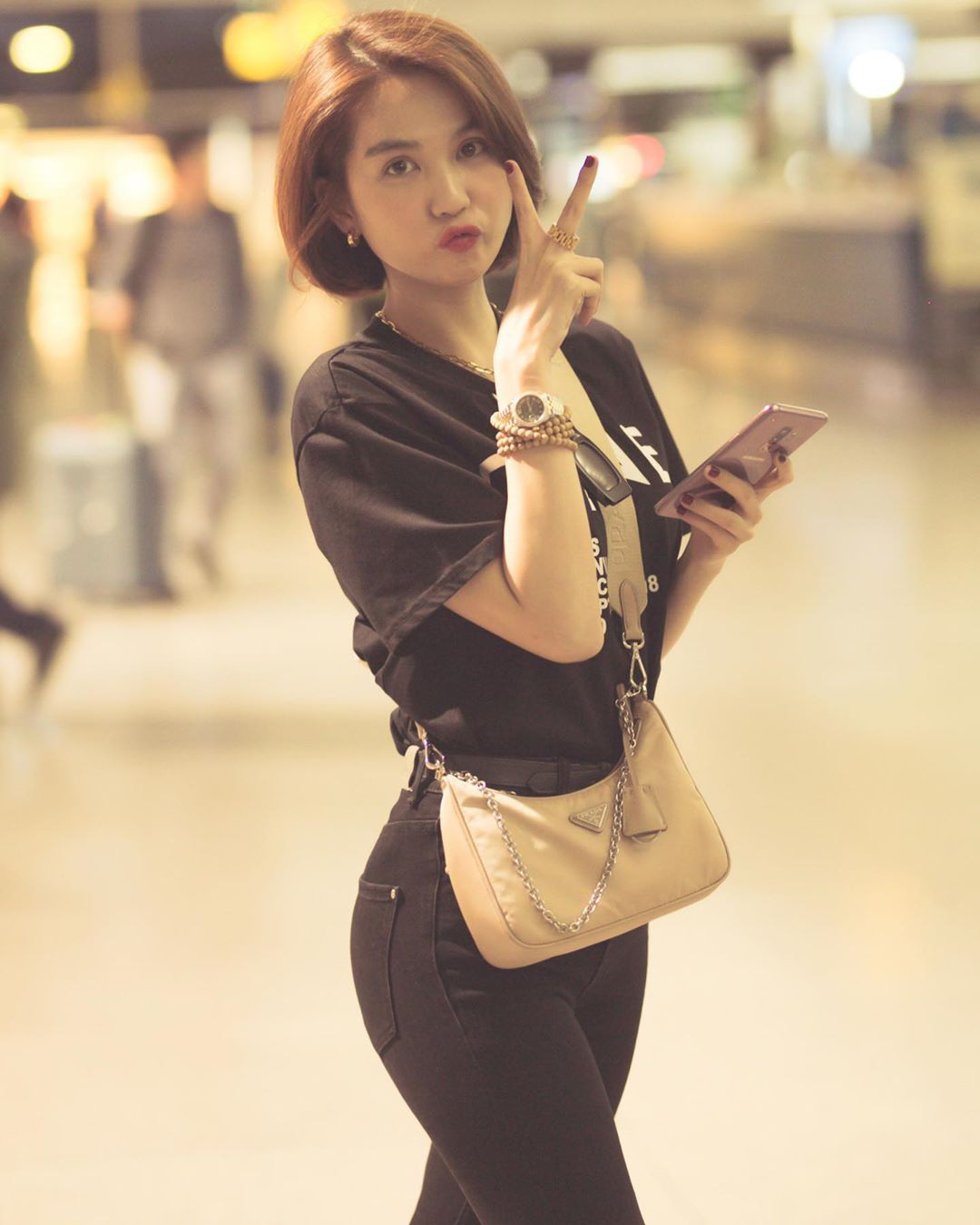 Ngọc Trinh mà muốn chơi Tết hệ hàng hiệu thì phải sắm đủ combo: Băng đô quý tộc và áo cái bang của Prada-4