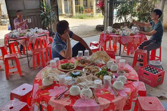 Cộng đồng mạng xôn xao trước hình ảnh tiệc tất niên ế nặng, mời thì đông mà do Covid-19 nên chẳng ai đến dự